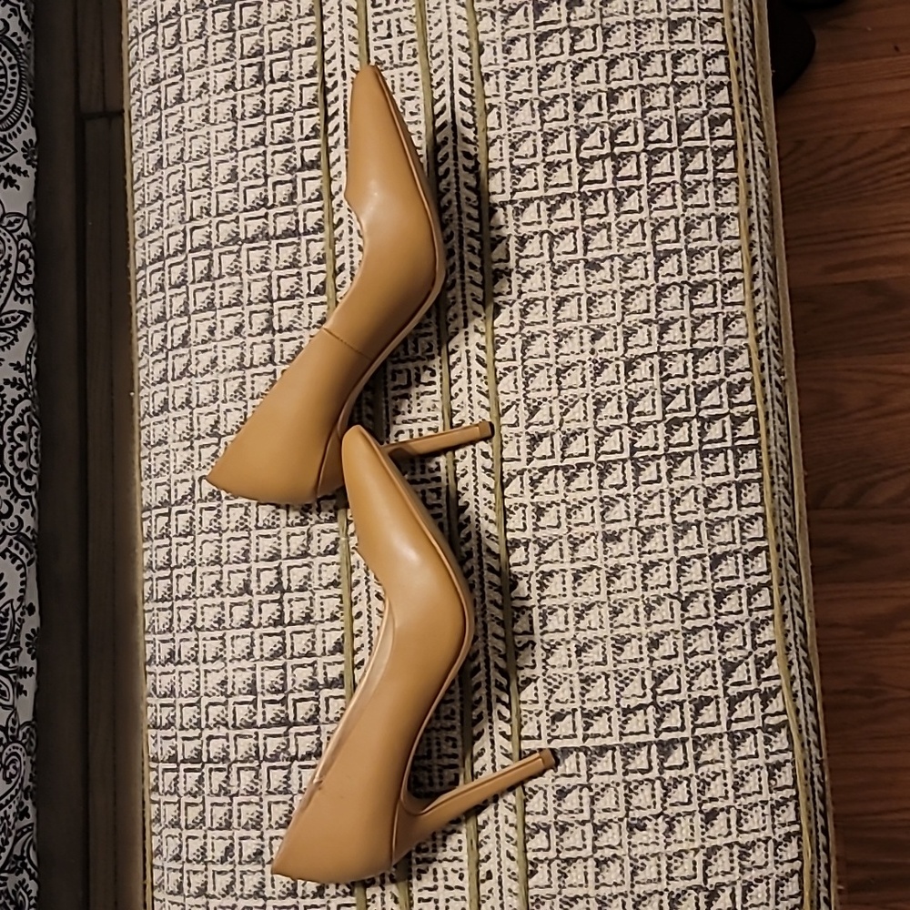 Tan pumps - Picture 2 of 7